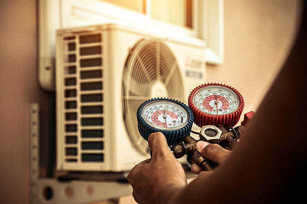 Professional Ac Installation technician working in Lake Park, IA